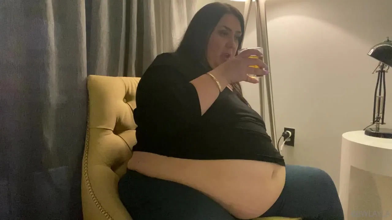 Bbwlayla pulls her top up and lets those heavy tits breathe