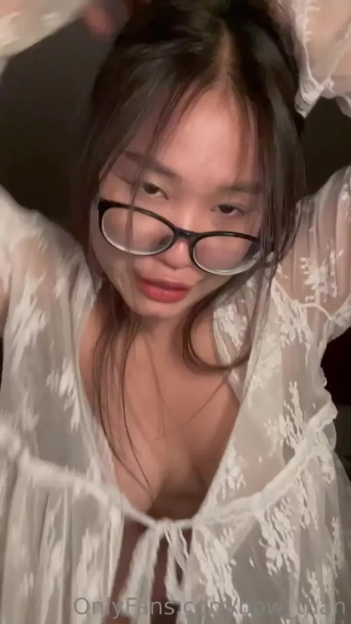 In a red-curtained room, แว flashes her tits and spreads her ass for the glance back