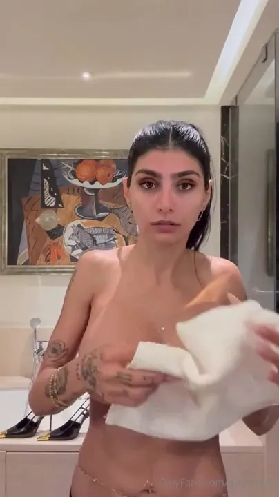 Mia Khalifa peels down to a thong and flaunts her bare-skin hunger in Paris, fully committed