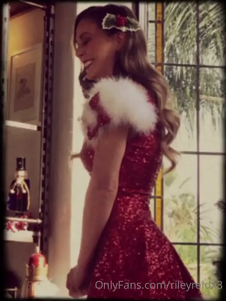 Riley Reid peels off her horny Santa dress and fingers her pussy on the Christmas tree floor