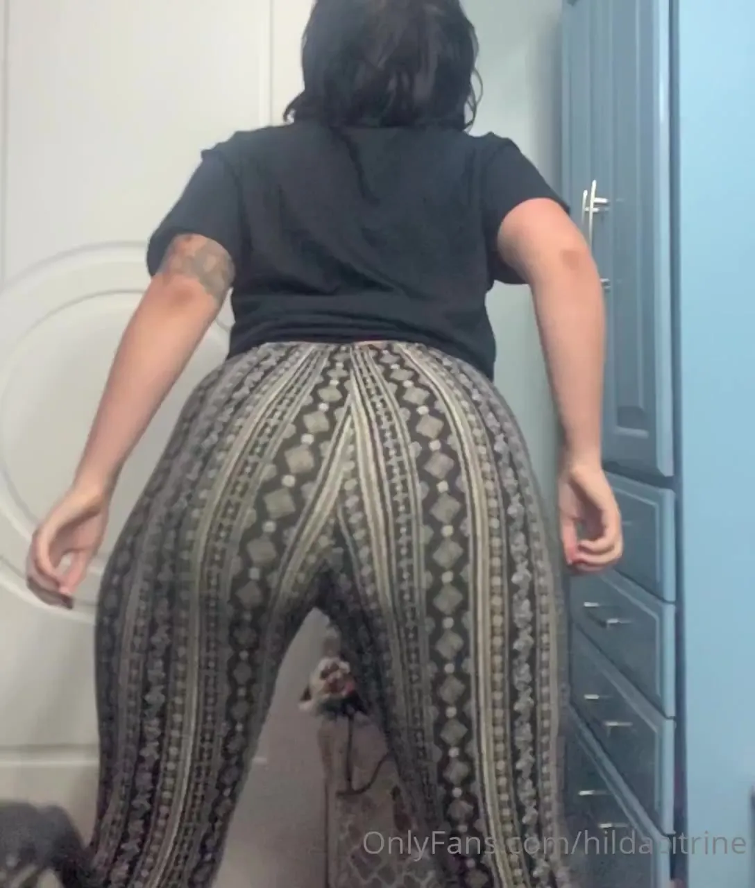 Sunny shakes all over, thick ass bouncing in printed leggings