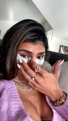 Sipping and chatting on the couch in pink loungewear, Miakhalifa wiggles her bare toes and smirks