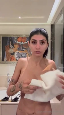 Mia Khalifa peels down to a thong and flaunts her bare-skin hunger in Paris, fully committed