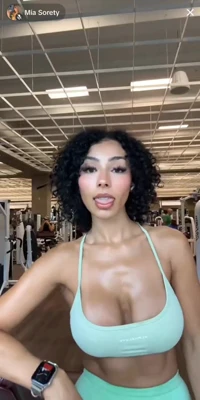 Mint green sports bra and a sweaty gym session in Miasorety's curly-haired workout