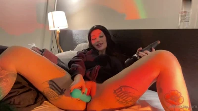 Willowharper hungrily fucks a green dildo in her tattooed thighs