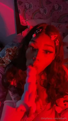 Drooling on a pale dildo, Nye Lt gags and shoves it back between her lips